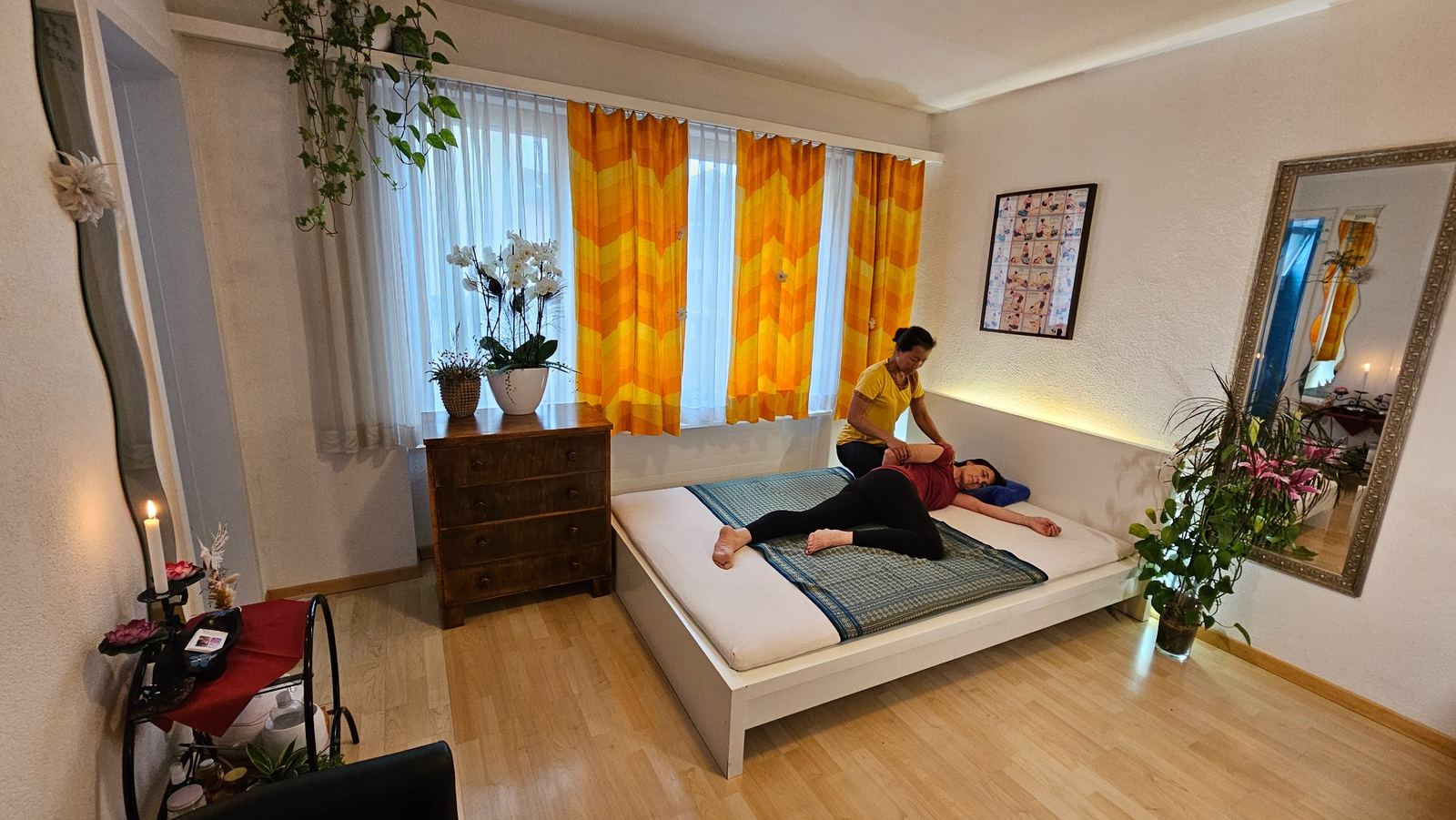 Behandlungsraum der Kun Massage Praxis mit Massageliege