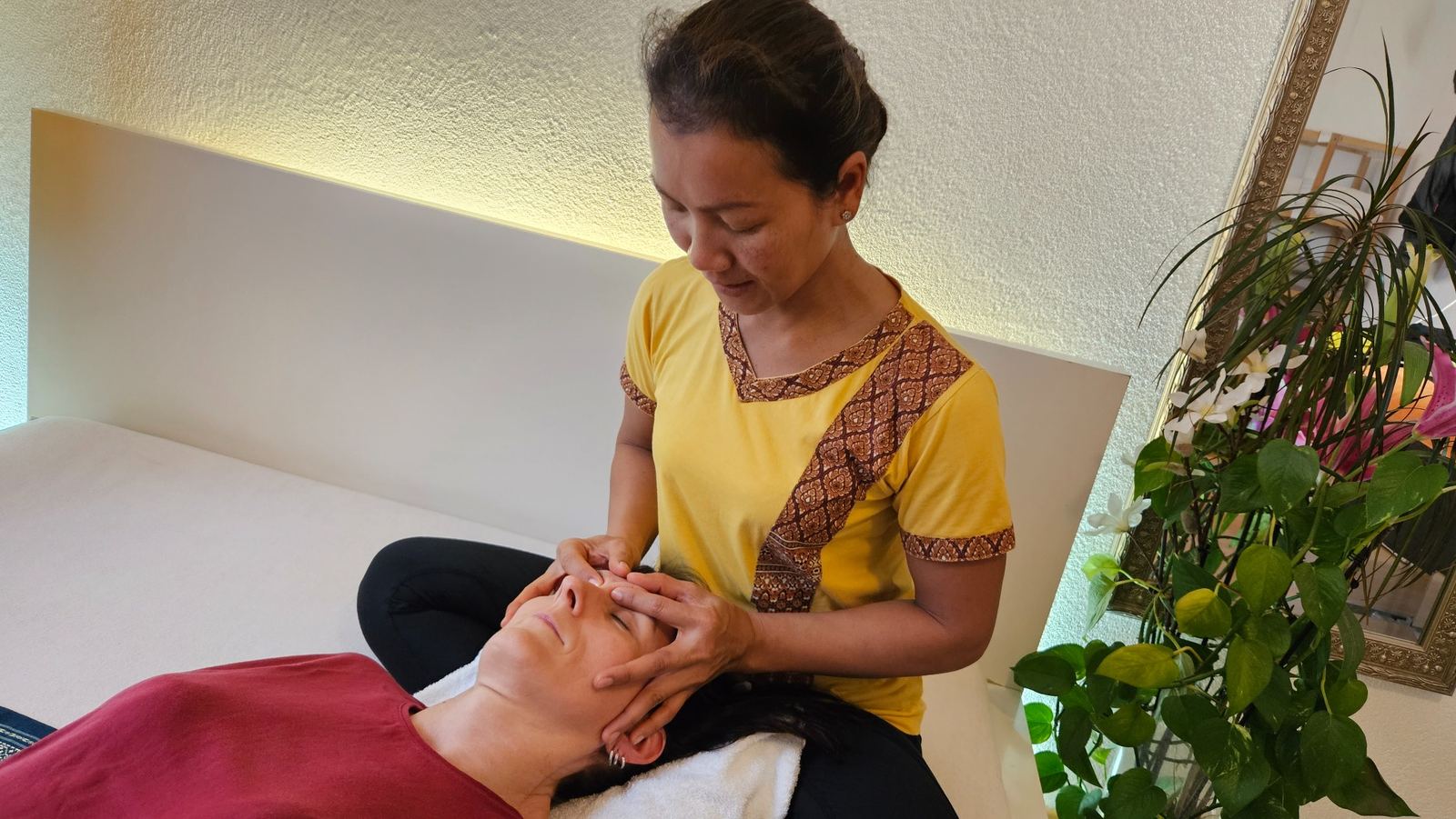 Kun bei einer Kopfmassage