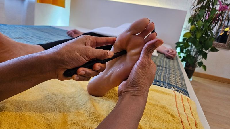 Fussreflexzonen-Massage mit Massagestab